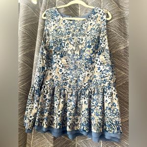 Sleeveless blue floral top with ruffle bottom, size 2x